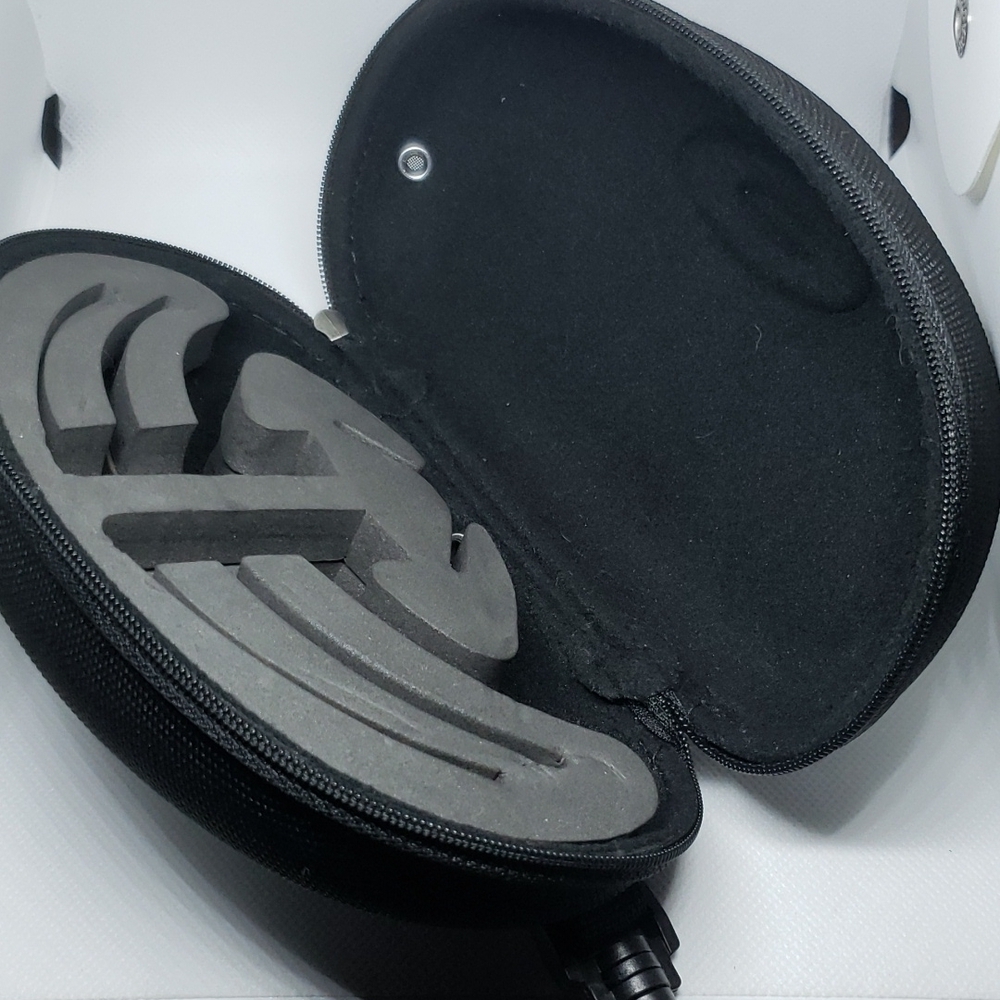 Oakley black canvas with zip sunglasses case - Picture 3 of 3